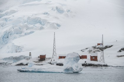 Brauner Bahnhof (Almirante Brown)